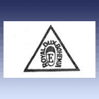 nálepek z růžové až cihlově zabarvené porcelánové hmoty - žalud s písmenem E, okolo text ROYAL DUX BOHEMIA v trojúhelníku