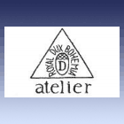 razítko - žalud s písmenem D, okolo text ROYAL DUX BOHEMIA v trojúhelníku, pod ním text: atelier