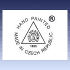 černý sítotiskový obtisk - žalud s písmenem D, okolo text ROYAL DUX BOHEMIA v trojúhelníku, okolo v kruhu text HAND PAINTED MADE IN CZECH REPUBLIC a písmeno R v kroužku vpravo nahoře